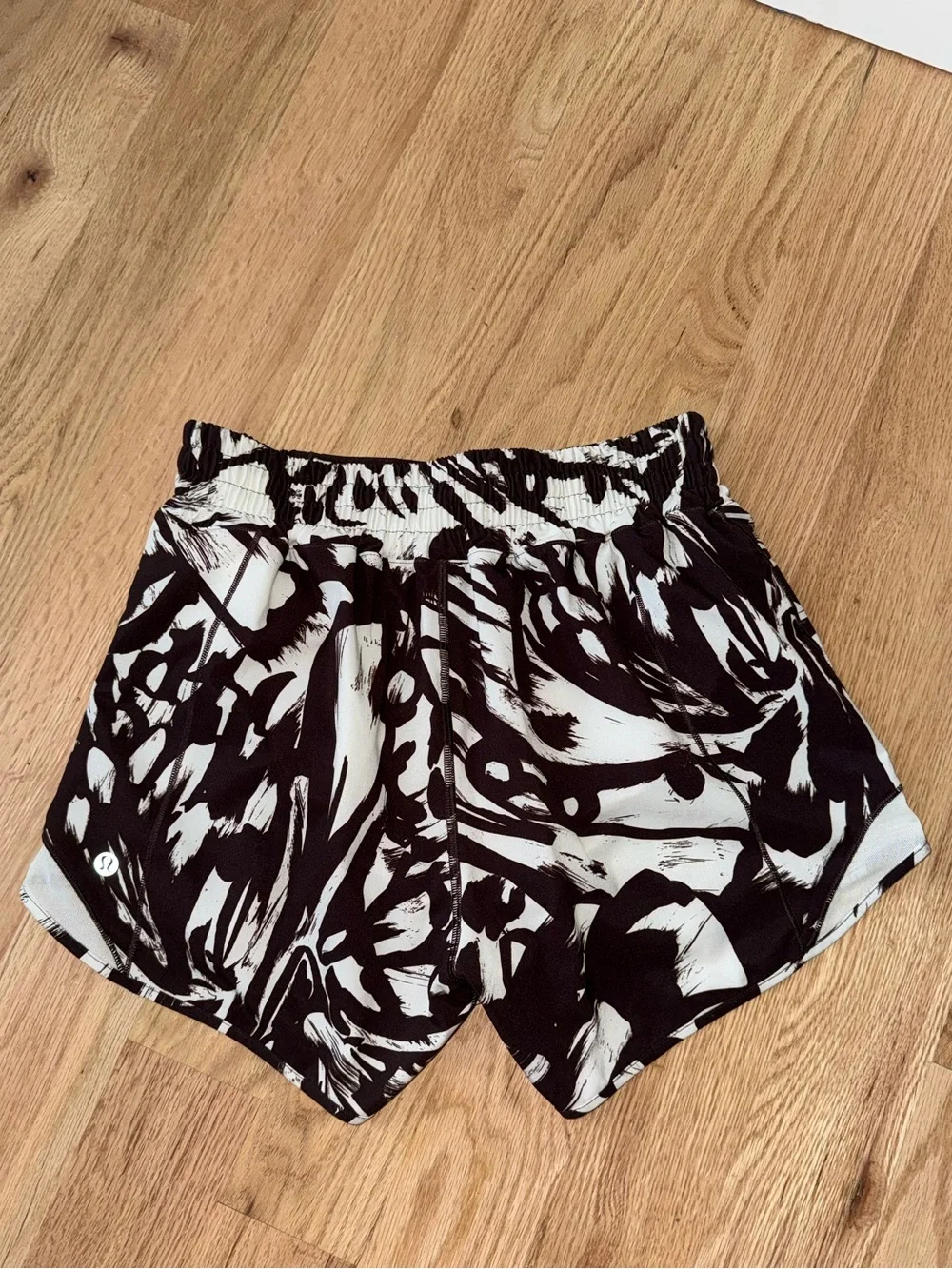 LIKE NEW 4” Lululemon Hotty Hot High Rise Lined Short Espresso Bone Size 6